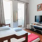 Apartamento luminoso com vista lateral para praia